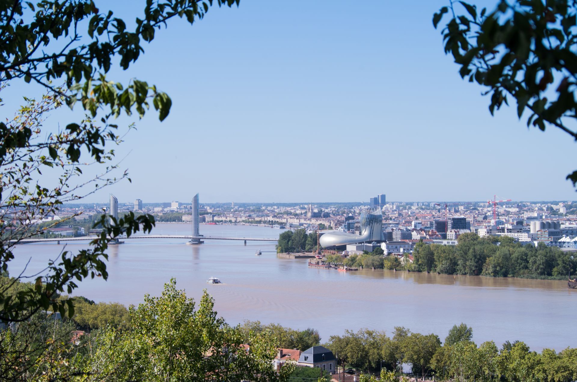 vue sur Bordeaux et sa cit‚ du vin depuis le parc de l_Ermitage