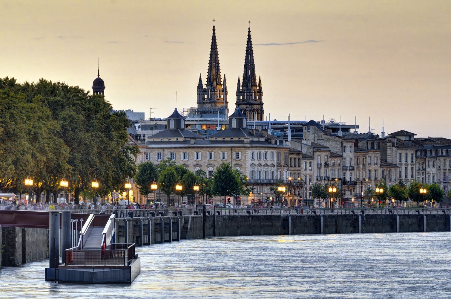 Cette photo met en avant les quais de Bordeaux. La Garonne est également présente sur la photo. 