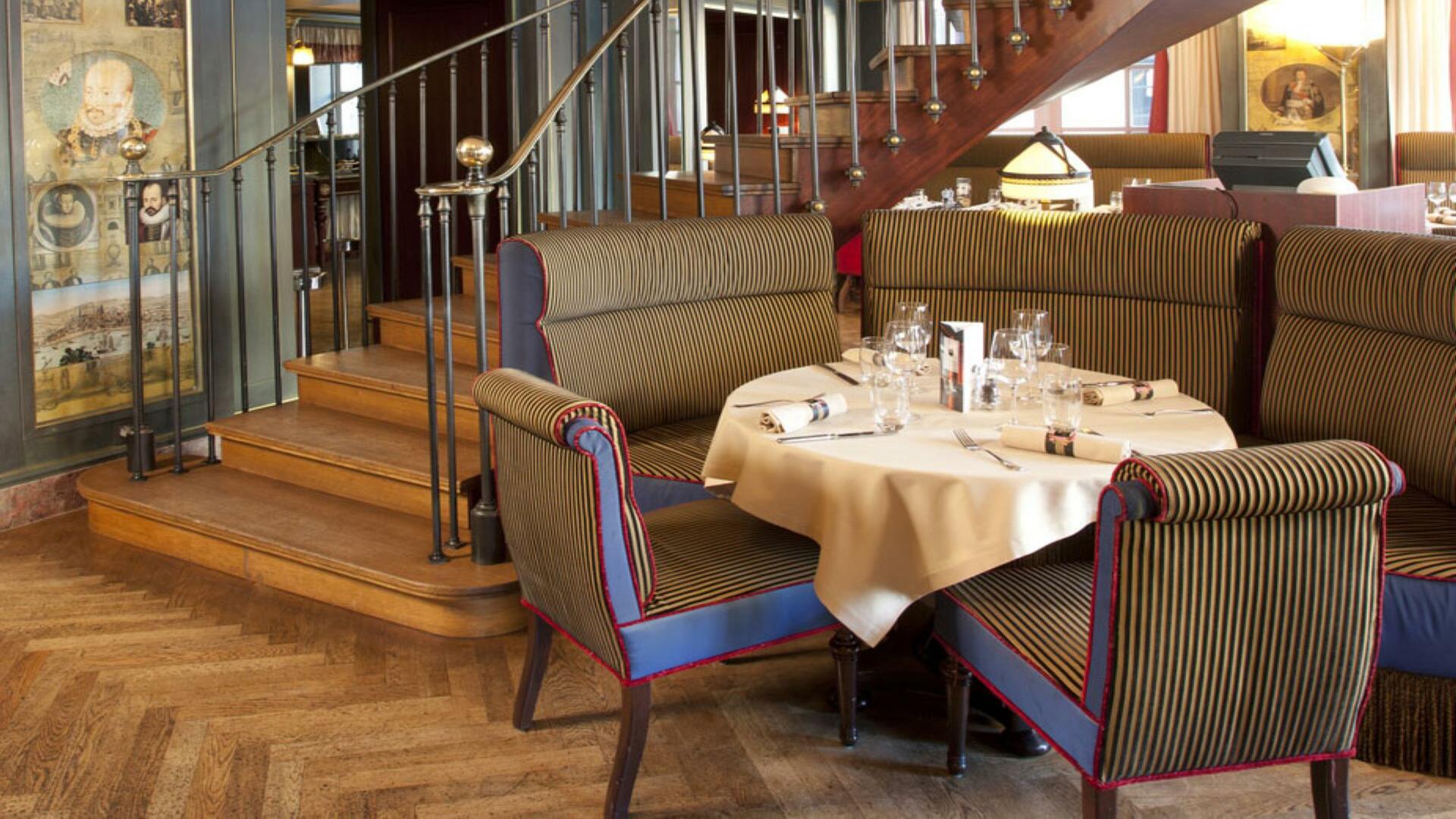 Cette photo met en avant une table dressée du restaurant Le Bordeaux