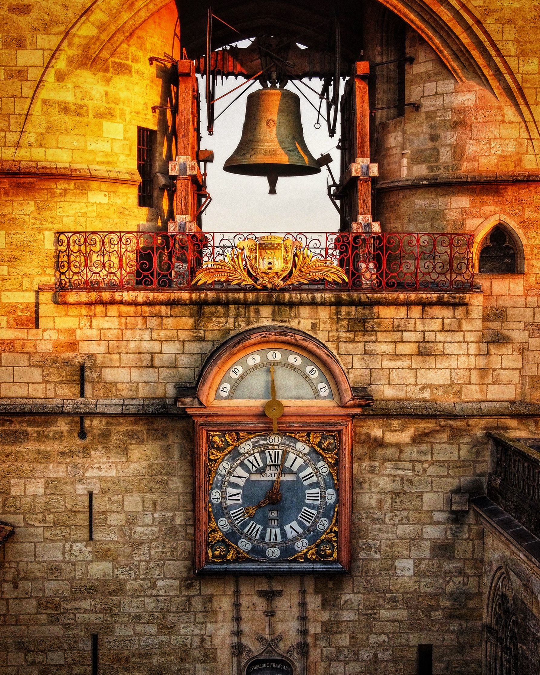 Cette photo met en avant la grosse cloche ainsi que l'horloge présente en dessous. 