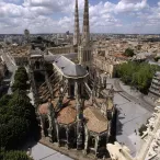 Cette photo met en avant la Cathédrale Saint-André. La vue est plongeante, car la photographie est prise depuis le haut de la Tour Pey-Berland.