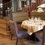 Cette photo met en avant une table dressée du restaurant Le Bordeaux