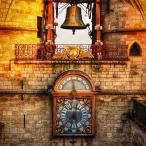 Cette photo met en avant la grosse cloche ainsi que l'horloge présente en dessous. 