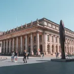 Cette photo met en avant la place de la Comédie. On peut y apercevoir le Grand-Théâtre.