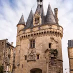 Cette photo met en avant la porte Cailhau avec une vue en contre-plongée.