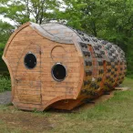 Cette photo met en avant le refuge periurbain. On peut y apercevoir deux de ses fenêtres.