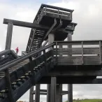 Cette photo met en avant les escaliers du Belvédère de la colline. 