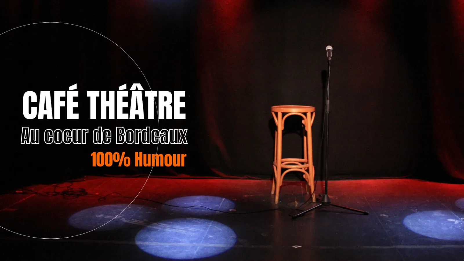 Theater stage with an orange chair, microphone stand and blue spotlights, advertising Café Théâtre Au cœur de Bordeaux 100% Humour