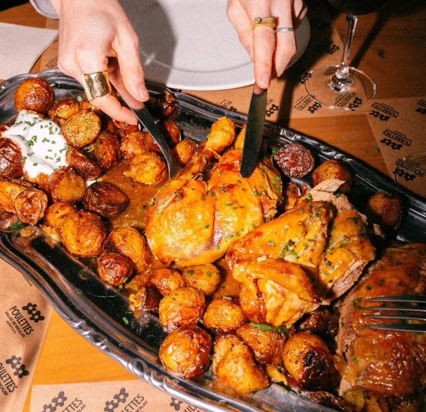 Roasted poultry platter with caramelized vegetables and cured meats served at Rôtisserie Poulettes in Bordeaux