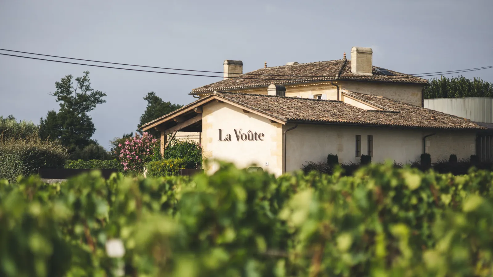 La Voûte Château in Bordeaux, traditional estate building with tiled roof surrounded by green vineyards