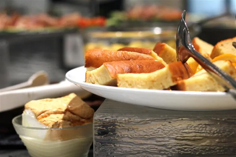 Plate of toasted bread and sausages served at a restaurant in Bordeaux, Au Comté d'Ornon