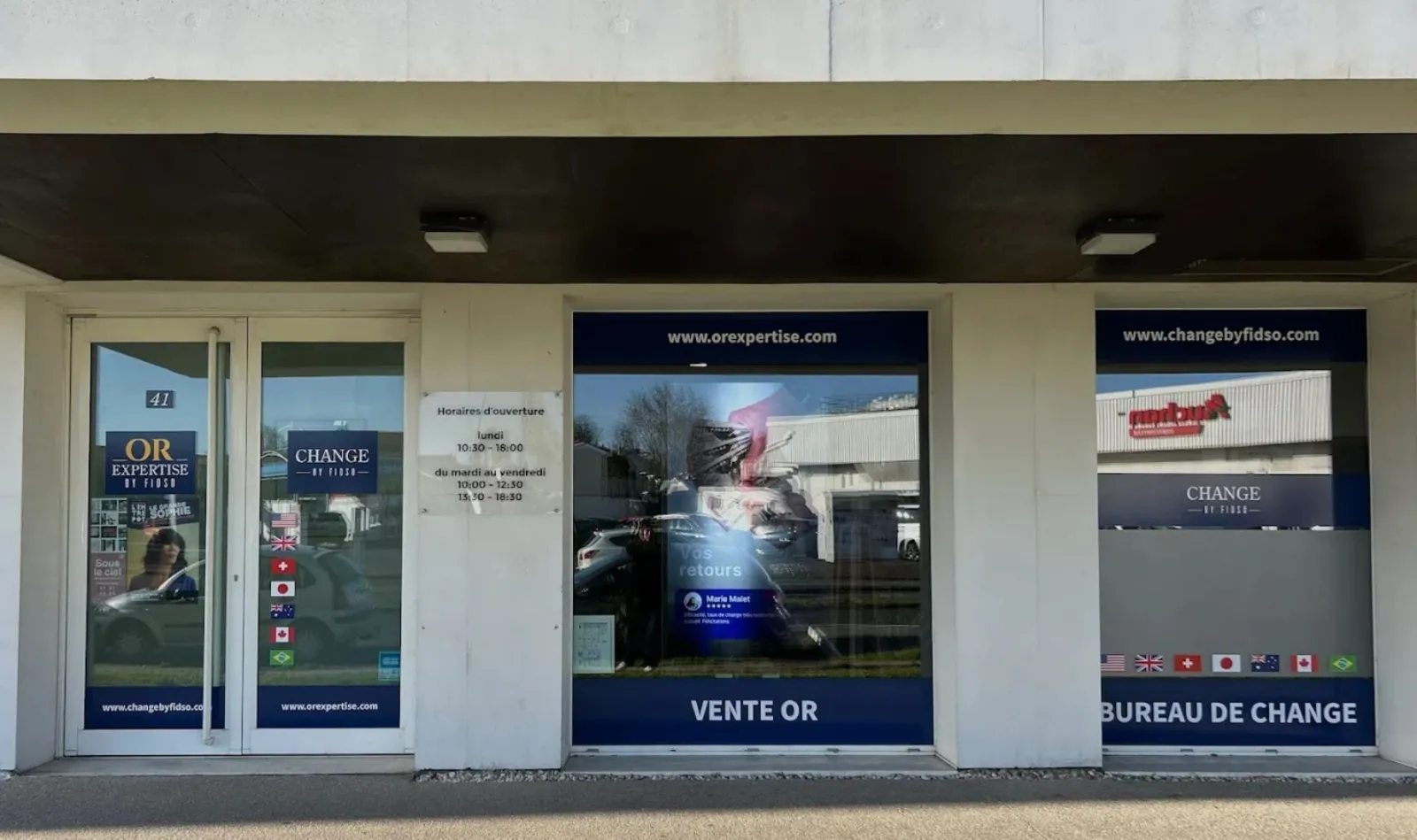 Storefront of Fidso Change bureau de change in Mérignac, Bordeaux, displaying currency exchange services, gold buying, opening hours, and accepted currency flags.