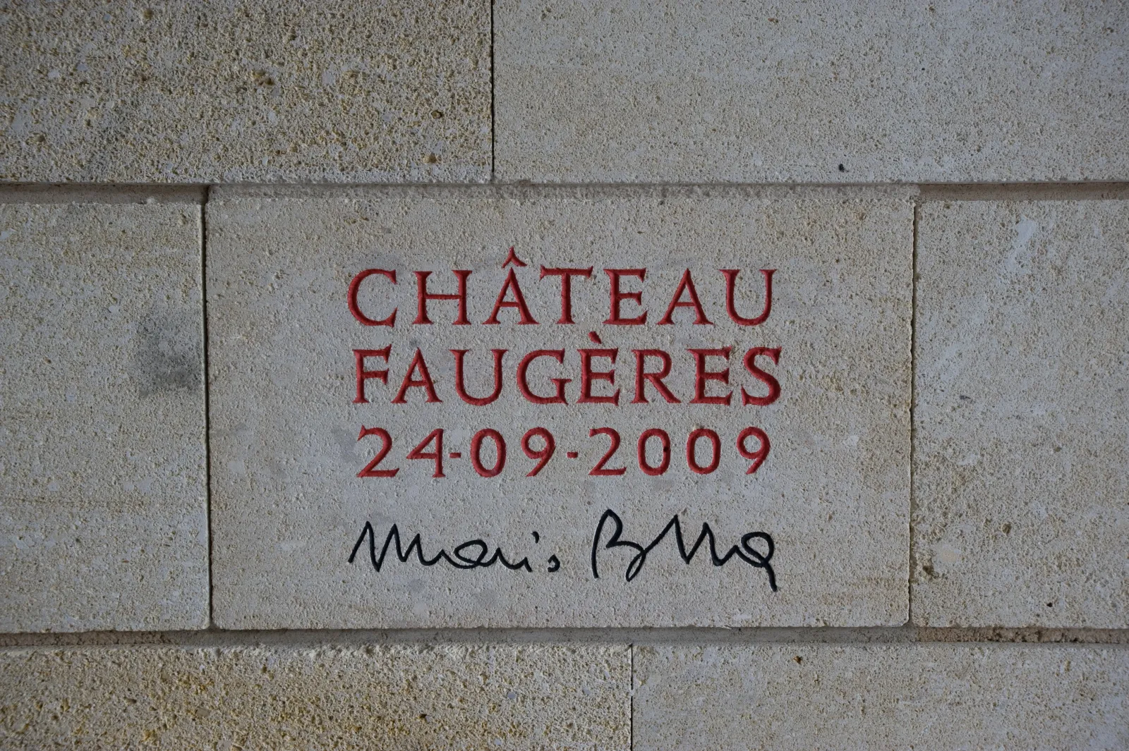 Stone commemorative plaque of Château Faugères dated 24-09-2009 with signature, located in Bordeaux