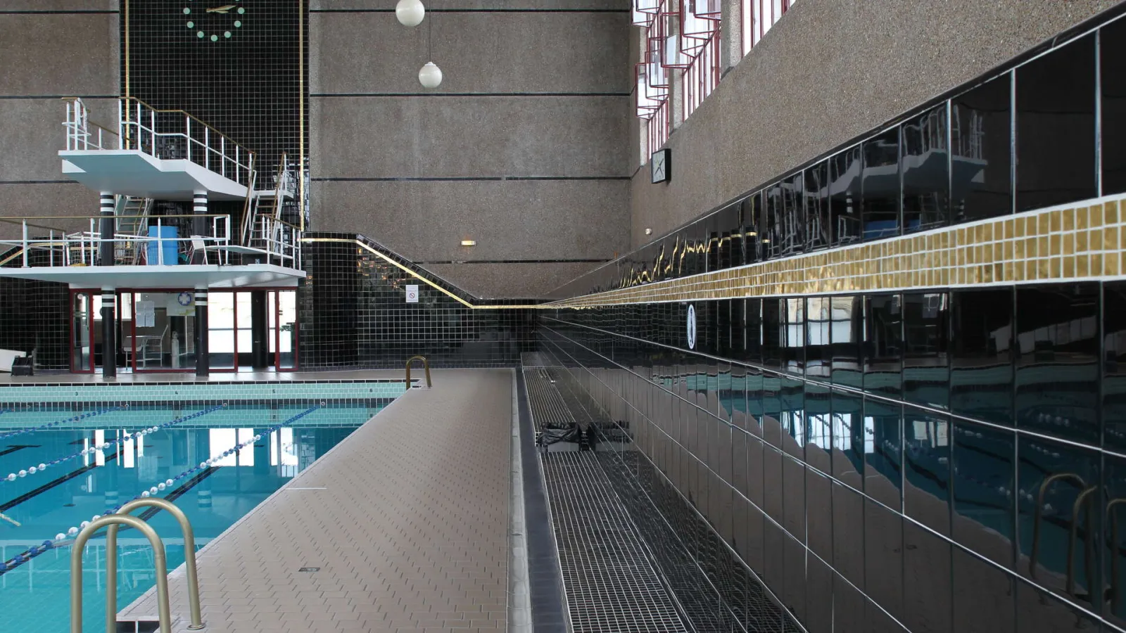 Judaïque Jean Boiteux municipal swimming pool in Bordeaux featuring an Olympic pool, diving board, seating areas and modern concrete and glass architecture