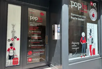 Storefront of Pop'in Locker intelligent luggage storage service in Bordeaux, displaying key features (free wifi, maximum security, simplicity, central location, transparent pricing) with illustration of travelers with luggage