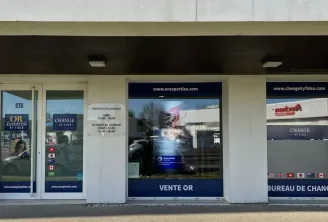 Storefront of Fidso Change bureau de change in Mérignac, Bordeaux, displaying currency exchange services, gold buying, opening hours, and accepted currency flags.