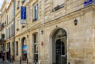 Façade of Hotel Notre-Dame in Bordeaux, a historic stone building with a three-star blue sign located on rue Notre-Dame in the city center.
