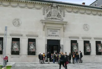 Facade of the Bordeaux Museum of Fine Arts, neoclassical white building with columns and sculptural medallions, main entrance with visitors outside