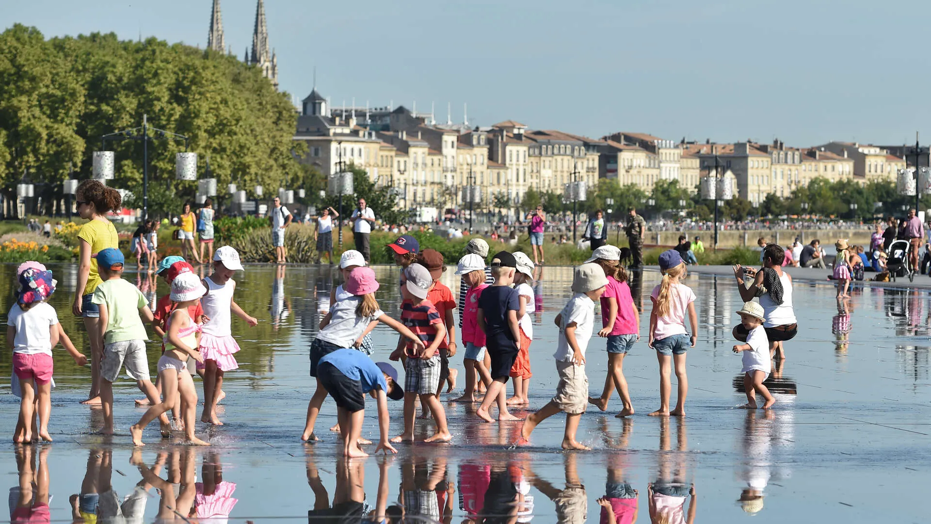 Water mirror with children; ©Didier Doustin