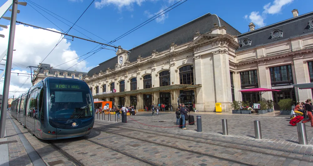 How to get to Bordeaux airport and train station by public transport?